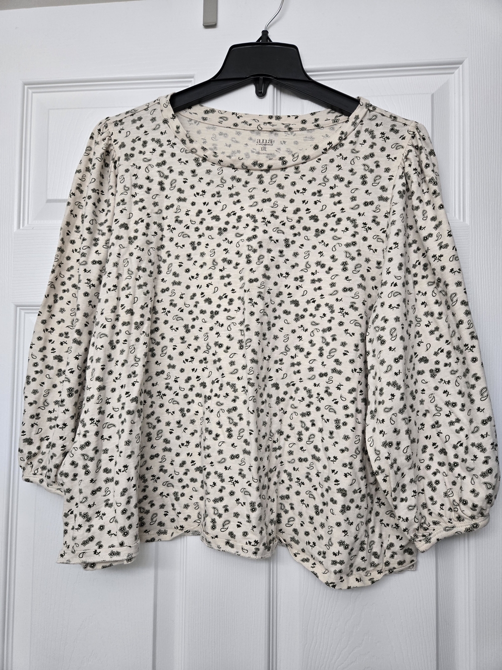 a.n.a. day Cream And Black 3/4 Sleeve Floral Balloon Top